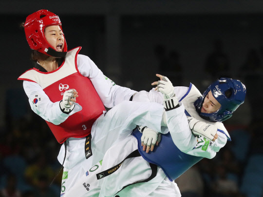 19일(현지시간) 브라질 리우데자네이루 바하 카리오카 경기장 3에서 열린 2016 리우올림픽 태권도 여자 -67kg급 준결승전에서 한국 오혜리가 아제르바이잔 파리다 아지조바를 상대로 공격하고 있다. 2016.8.20